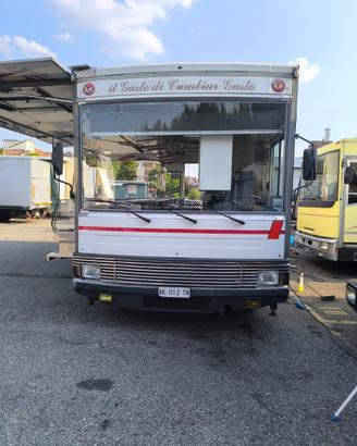 Food truck autonegozio salumi e formaggi
