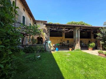 splendida cascina lombarda con giardino parco