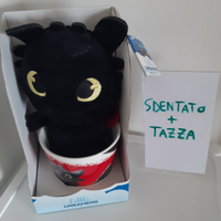 Pupazzo drago sdentato con tazza