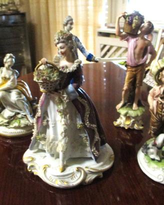 4 BELLE STATUINE DI PORCELLANA.