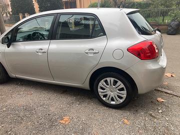 Toyota Auris del 2008 tenuta bene mai incendiata