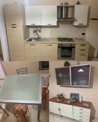 Cucina completa moderna, tavolo e madia coordinata