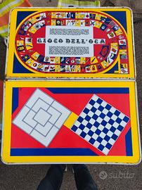 Tavolino vintage con giochi classici.
Con 2 sgabel