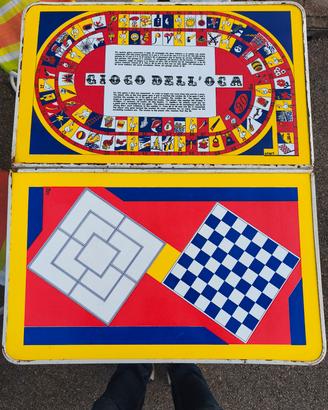 Tavolino vintage con giochi classici.
Con 2 sgabel