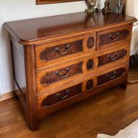 Elegante cassettone antico in legno massiccio