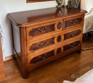 Elegante cassettone antico in legno massiccio