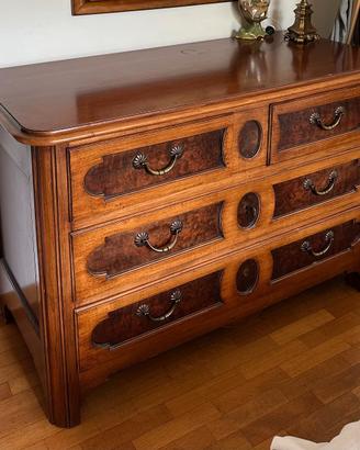 Elegante cassettone antico in legno massiccio