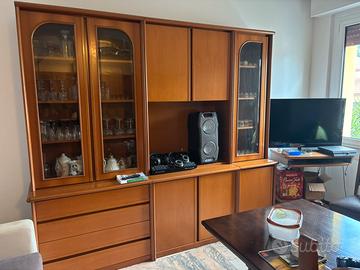 Mobile scomponibile con vetrina