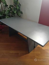 Tavolo in legno laccato con 6 sedie