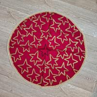 Centrotavola rotondo con un vivace sfondo rosso e