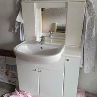 Mobile bagno con lavabo e specchio 