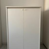 Armadio bianco profondo con scaffali 95x138x65