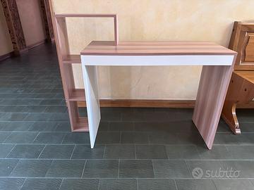 Scrivania con ripiani laterali