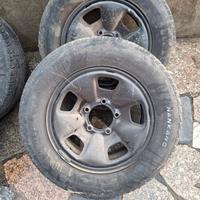 cinque cerchioni in ferro con gomme