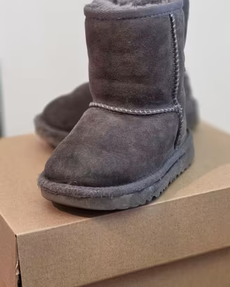 stivaletti UGG bimba taglia 23.5