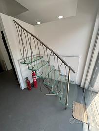 Scala a sbalzo in vetro