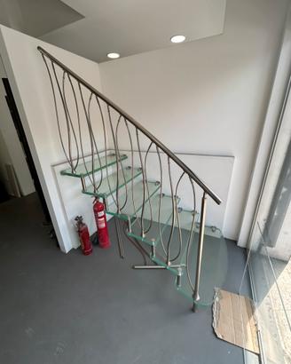 Scala a sbalzo in vetro