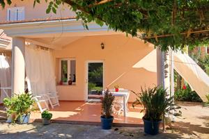 Spazioso appartamento con veranda e giardino