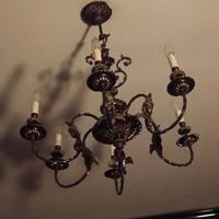 Lampadario in simil ferro battuto 