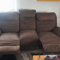 divano con alzate da piedi