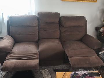 divano con alzate da piedi