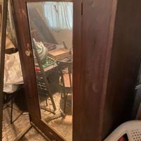 Armadio antico con specchio