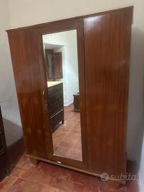 Armadio antico in legno pregiato