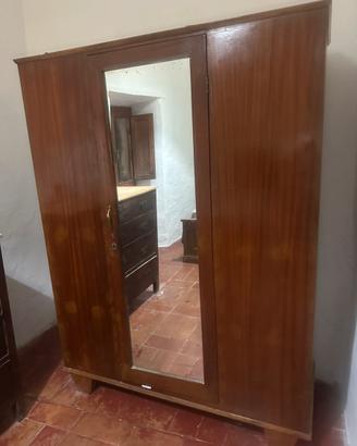 Armadio antico in legno pregiato