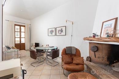 Bilocale con caminetto a Villanova, Cagliari
