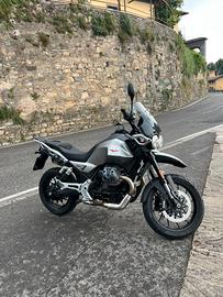 Moto Guzzi V85 Strada con Valigie Urban Dark