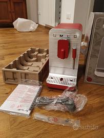Macchina caffé automatica SMEG rossa