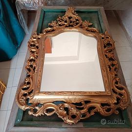 Specchio barocco dorato con cornice intagliata