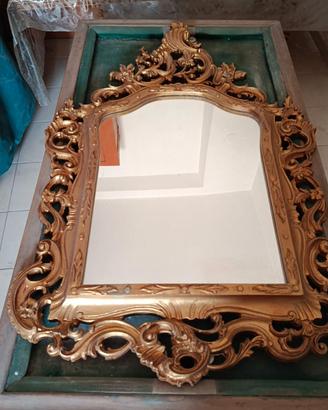 Specchio barocco dorato con cornice intagliata