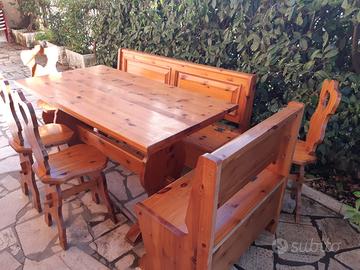 Tavolo con sedie e panca in legno massello
