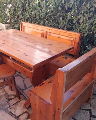 Tavolo con sedie e panca in legno massello