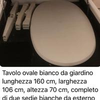 Tavolo con sedie in plastica