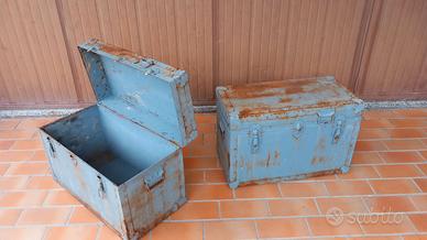 Baule in lamiera e compensato, con bordature di ri