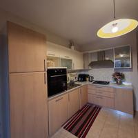 Cucina angolare avorio e rovere chiaro