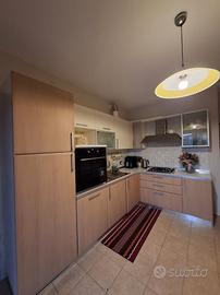 Cucina angolare avorio e rovere chiaro