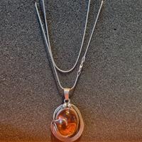 collana e ciondolo in ambra