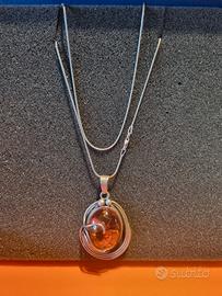collana e ciondolo in ambra