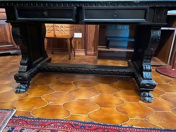 tavolo studio con sedia alta e 2 sedie decorate