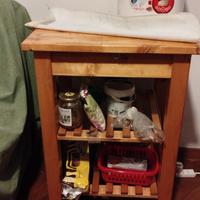 Due carrelli da cucina con ripiani