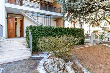 Appartamento di 180 m² con più di 5 locali e box a