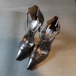 Scarpa col tacco nero