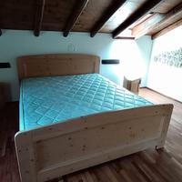 Letto matrimoniale e comodini 