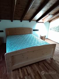 Letto matrimoniale e comodini 