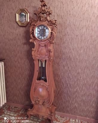 Orologio a pendolo a colonna in stile barocco