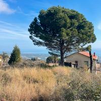 Villa singola su due livelli con terreno