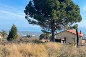 Villa singola su due livelli con terreno